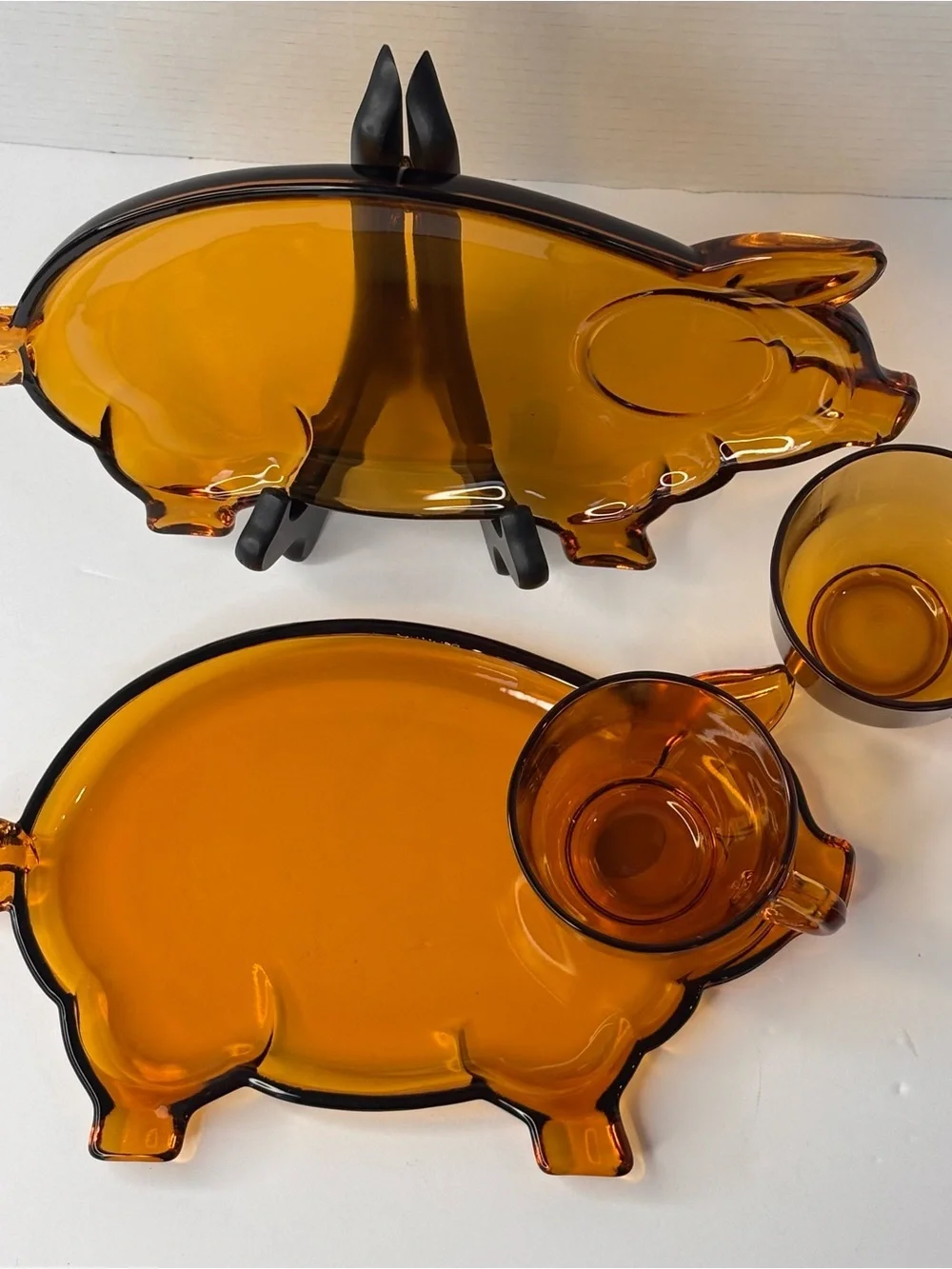 Vtg  1980’s Tiara Amber Glass Pig Snack Plates and Cups in Original Box Set Of 2